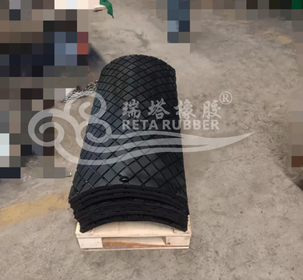 瑞塔橡膠滾筒包膠螺栓式瓦殼膠板生產(chǎn)完成