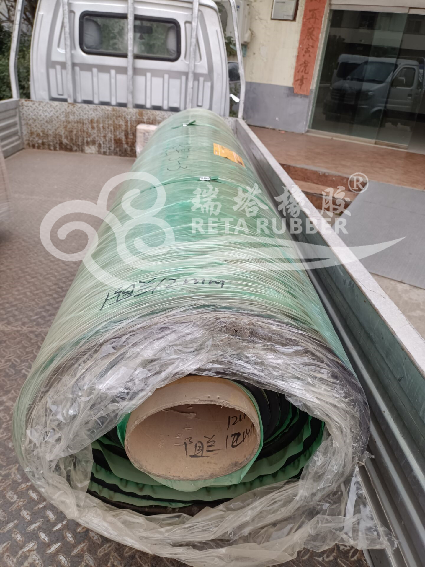客戶定購(gòu)滾筒包膠膠板及膠水等材料發(fā)貨